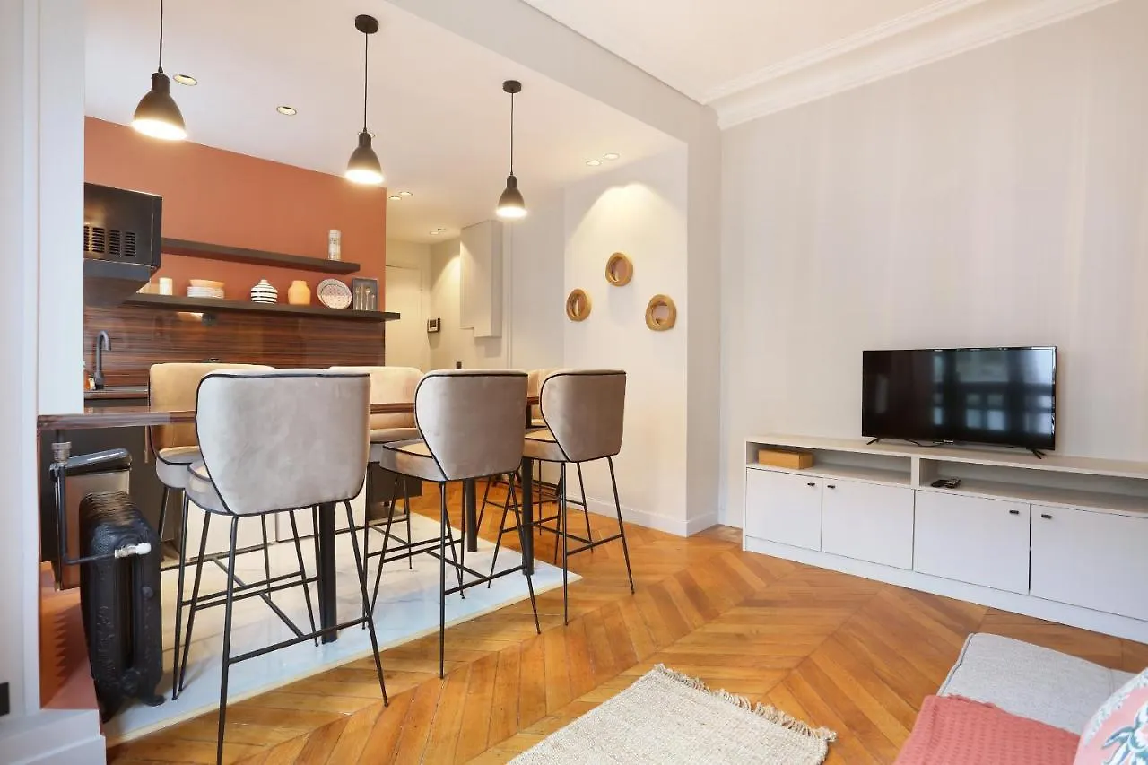 Apartment Center Of Paris By Studio Prestige