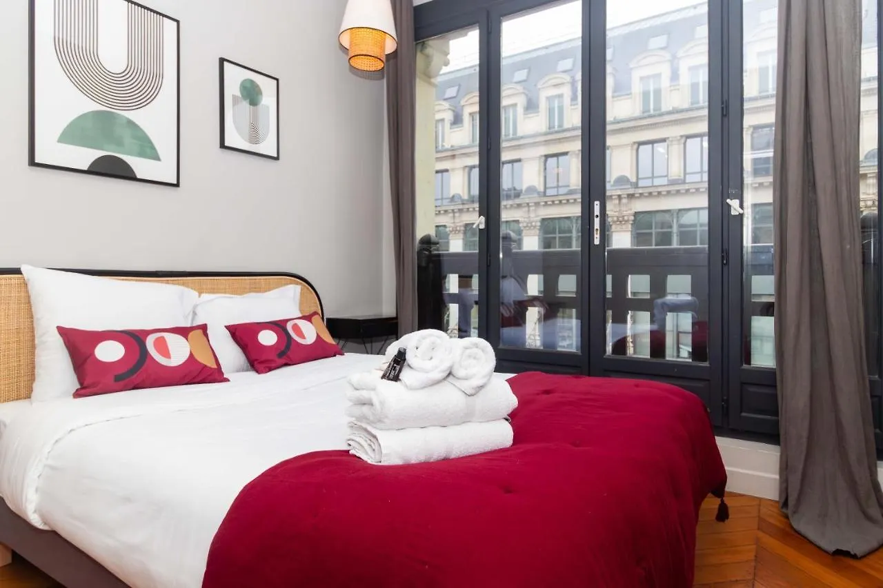 Apartment Center Of Paris By Studio Prestige